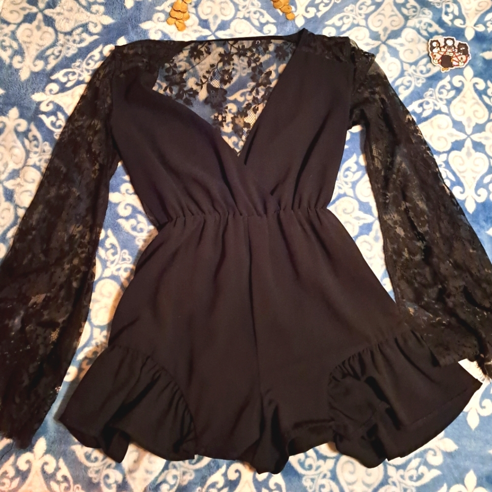 Lace bell arms low cut Romper in black